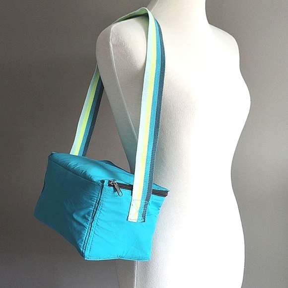 Victoria’s Secret PINK Cooler/Lunch Bag With Carrying Strap - Picture 5 of 9